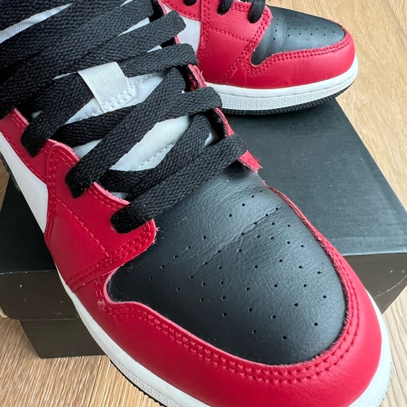 Air Jordan 1 Mid - Chicago Black Toe (GS) - Size US 4.5Y (Unisex) - Picture 8 of 14